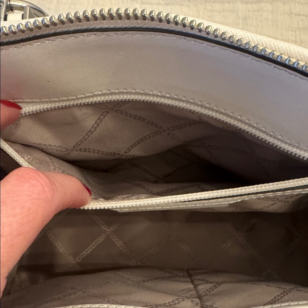 EUC! MICHAEL KORS Marilyn Medium Saffiano Leather Satchel - Picture 12 of 16